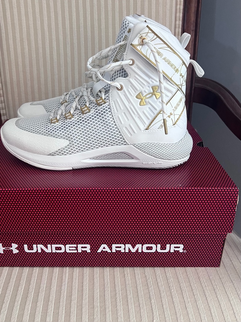 NIB Under Armour HOVR Highlight Ace Volleyball Shoes White Gold NWT Size 9